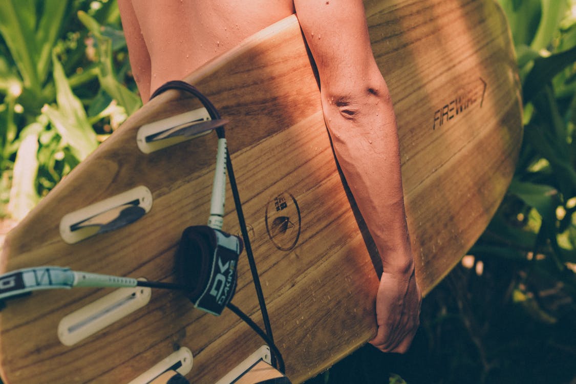 3 accessoires indispensables pour un surfer