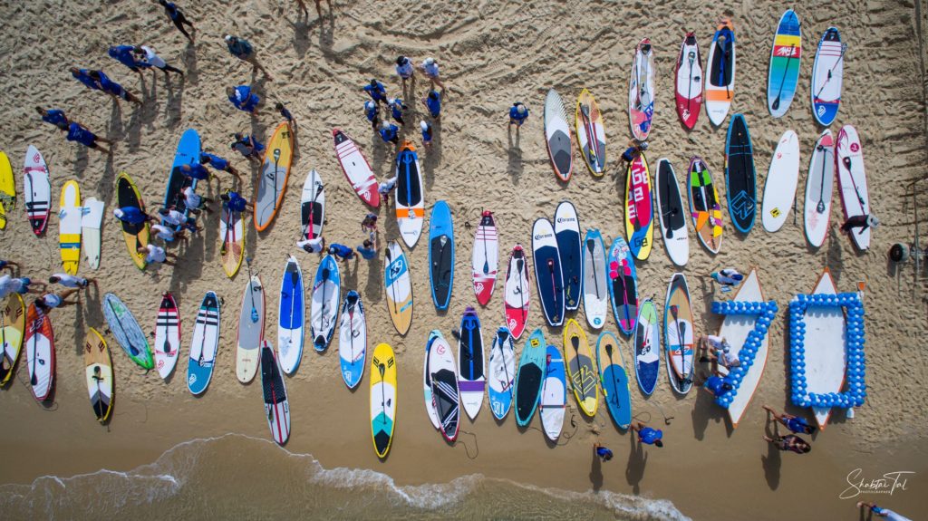 dizaines de paddle sur une plage