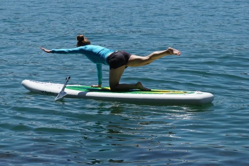 Femme qui fait du stand up paddle