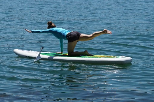 Femme qui fait du stand up paddle