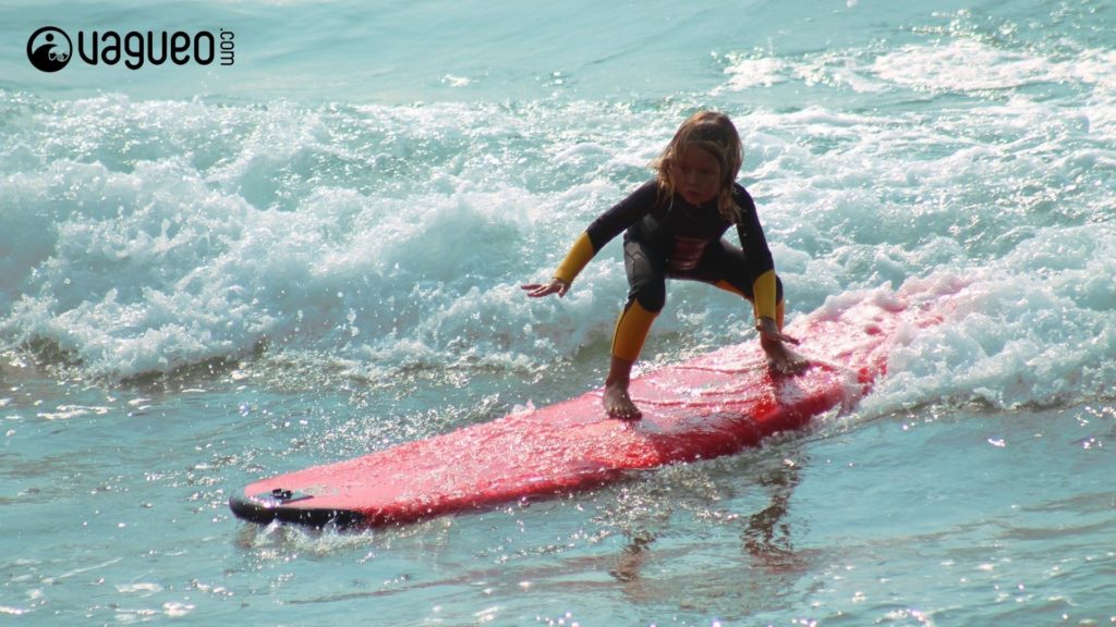 Enfant pratiquant le surf
