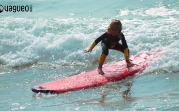 Enfant pratiquant le surf