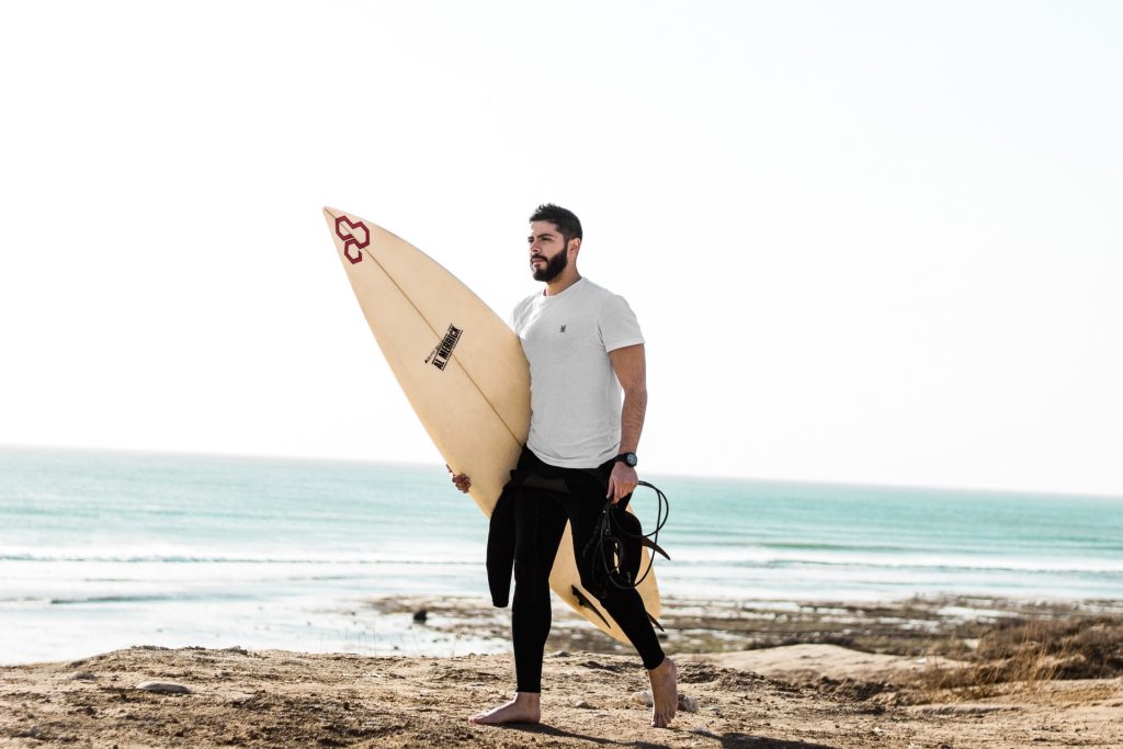 Surfeur avant une session