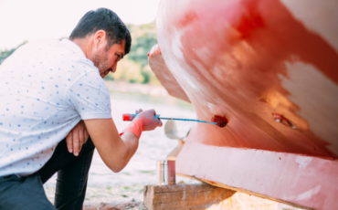 Personne faisant de la peinture pour son bateau