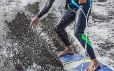 gros plan sur un wakesurfer sur l'eau